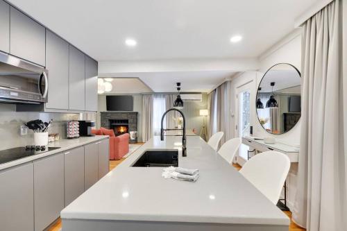 NEW! Cozy Pocono Retreat, Hot Tub, Ski, Fireplace in Albrightsville, USA