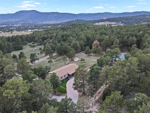 Vaatamisväärsus lähikonnas, Pikes Peak Views + 6acre + Hot Tub + min to USAFA in Woodmoor (CO)