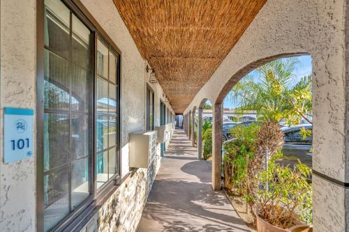 Royal Hawaiian Inn - Mid City, Los Angeles – Los Angeles, CA