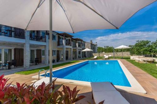 Peldbaseins, Apartment in Porec - Istrien 43262 in Veleniki