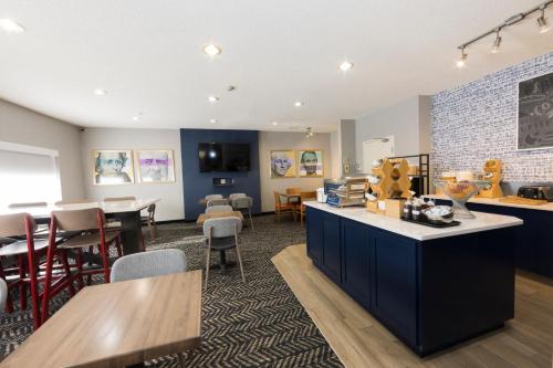 Food and beverages, AmericInn by Wyndham Duluth in Duluth (MN)