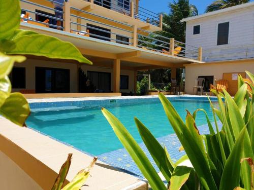 Beach Club Budget Rooms at Popeyes Caye Caulker in Кей Колкер