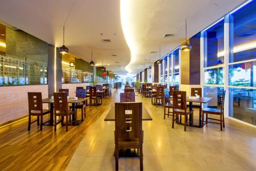 Restauracja, Horison Ultima Bekasi Hotel near Centrum handlowe Guardian Mall Metropolitan