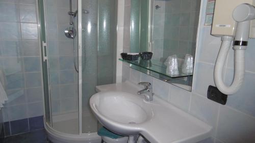 Camera tripla, standard