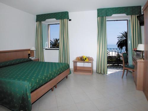 Deluxe Double or Twin Room with Sea View