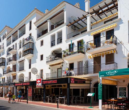 Oprema, Beautiful Duquesa Harbour apt 2001 in Villas Puerto