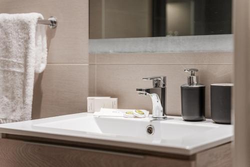 Acropolis Luxury Living - image 2