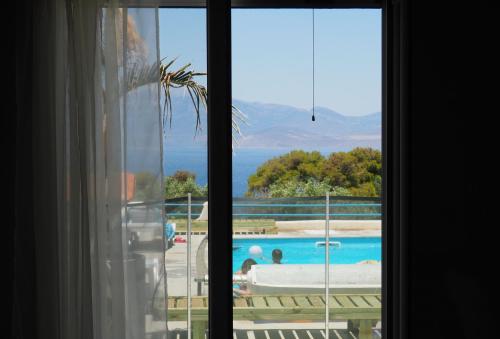 Vaade, Bianco e Azzuro in Limni Vouliagmenis