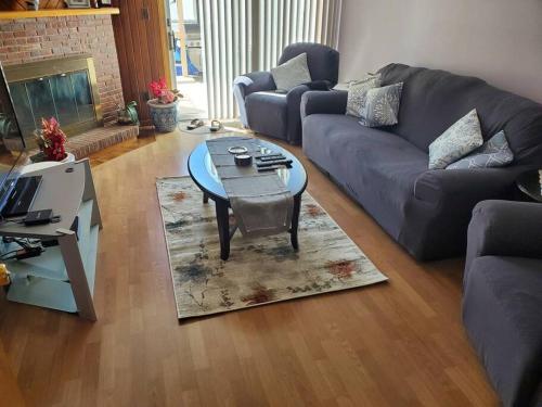 House near NYC with 3BR, 2BA, 2LR, Fpl, Deck/Patio in Oceanside, USA