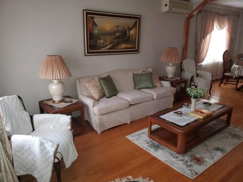 House near NYC with 3BR, 2BA, 2LR, Fpl, Deck/Patio in Oceanside, USA