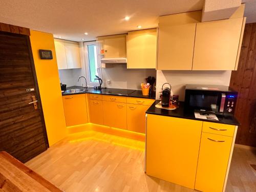 Bijouswiss " Yellow House"