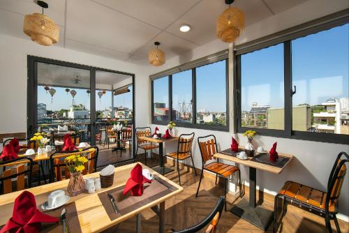 Food and beverages, Hanoi La Cascada House and Travel in Dong Xuan Market