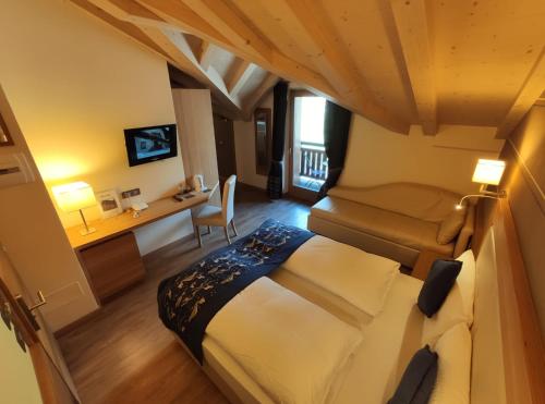 King Room with Mountain View image 3