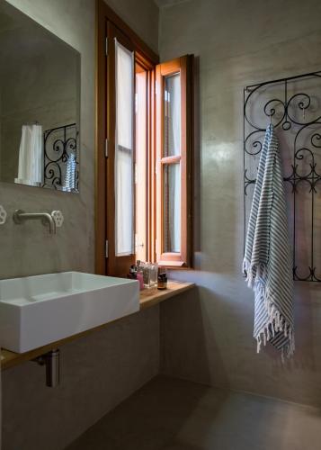 Suite with Garden View image 6