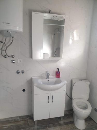 Kamar Mandi, Konak Mara- Komovi in Andrijevica