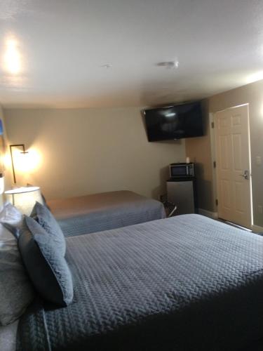 Red Rock Motel and Dam Motel 5