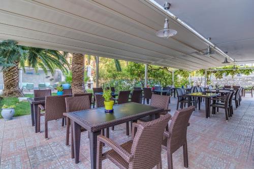 Hotel Pegasus-Adult Friendly – Thassos Town, MO