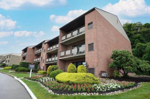 Modern 1 BR APT w/ Pool, Tennis court, Wi-Fi, & AC