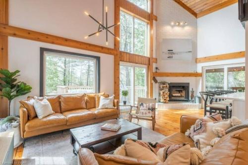 Luxurious Four Season lake front cottage in Kawarthas