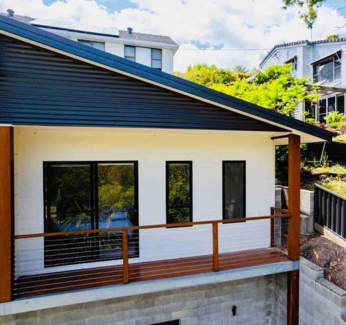 Spacious modern 3 bdr home minutes from beach in Merewether