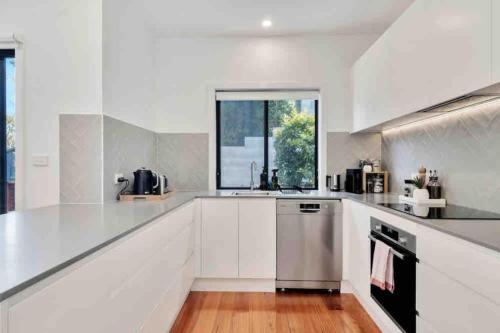 Spacious modern 3 bdr home minutes from beach in Merewether