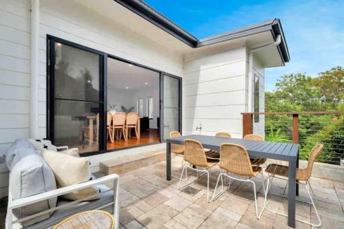 Spacious modern 3 bdr home minutes from beach in Merewether