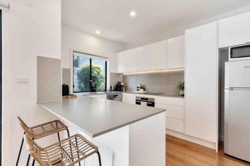 Spacious modern 3 bdr home minutes from beach in Merewether