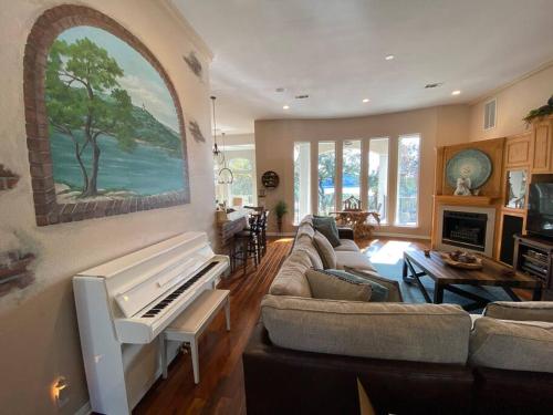 Létesítmények, Luxury Lake House w/ Heated Pool & Multiple Spas in Jonestown (TX)