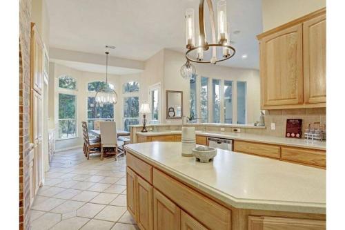 Konyha, Luxury Lake House w/ Heated Pool & Multiple Spas in Jonestown (TX)