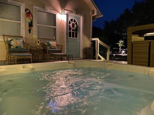 Pezsgőfürdő, Luxury Lake House w/ Heated Pool & Multiple Spas in Jonestown (TX)