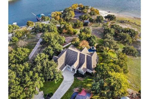 Luxury Lake House w/ Heated Pool & Multiple Spas in Leander, USA