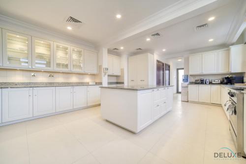 Signature 6BR Villa with Assistant Room and Private Pool in Frond F Palm Jumeirah by Deluxe Holiday Homes, Dubaj (zdjęcie 10)