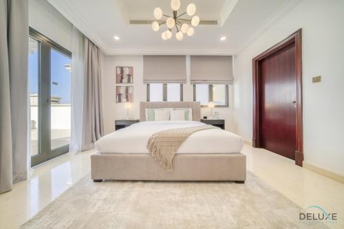 Signature 6BR Villa with Assistant Room and Private Pool in Frond F Palm Jumeirah by Deluxe Holiday Homes, Dubaj (zdjęcie 5)