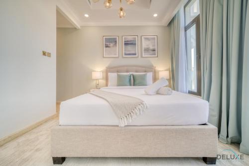 Signature 6BR Villa with Assistant Room and Private Pool in Frond F Palm Jumeirah by Deluxe Holiday Homes, Dubaj (zdjęcie 7)