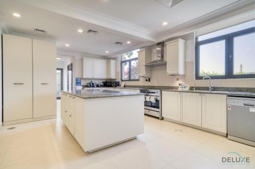 Signature 6BR Villa with Assistant Room and Private Pool in Frond F Palm Jumeirah by Deluxe Holiday Homes, Dubaj (zdjęcie 4)