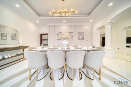 Signature 6BR Villa with Assistant Room and Private Pool in Frond F Palm Jumeirah by Deluxe Holiday Homes, Dubaj (zdjęcie 3)