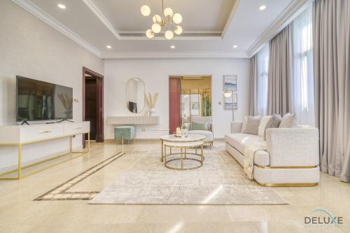 Signature 6BR Villa with Assistant Room and Private Pool in Frond F Palm Jumeirah by Deluxe Holiday Homes, Dubaj (zdjęcie 2)