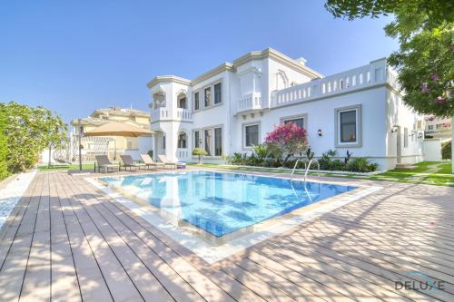 Signature 6BR Villa with Assistant Room and Private Pool in Frond F Palm Jumeirah by Deluxe Holiday Homes, Dubaj (zdjęcie 8)