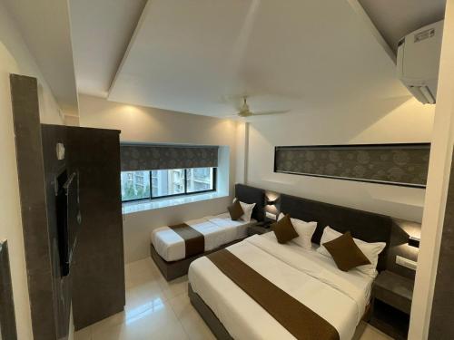 Triple room, city view