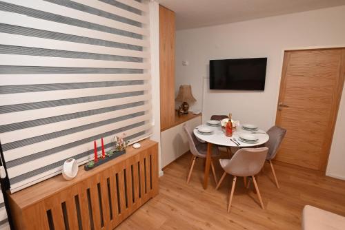 Κοινόχρηστο σαλόνι/χώρος τηλεόρασης, Apartment VIP 39C by Four Seasons Apartments in Καπρουν