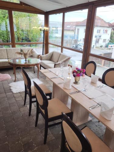 Restorāns, Kaštieľ Ottlýk (Kastiel Ottlyk) in Prasice