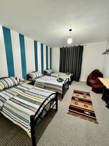 Triple Room with Shared Bathroom image 8