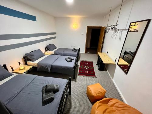 Triple Room with Shared Bathroom image 6