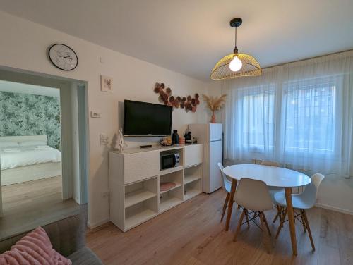 Urban Oasis family apt 10 mins from Venice