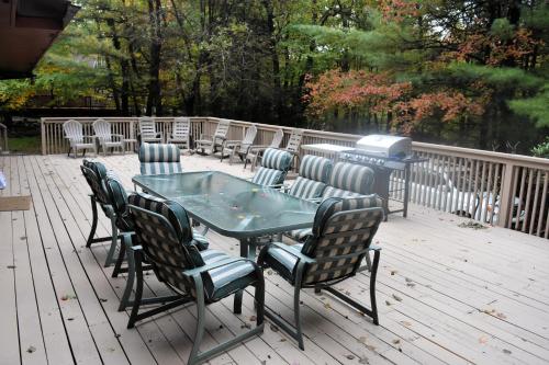 5 Bdr Cabin Game rm Large Deck Fireplace FireTable in Lake Harmony, USA