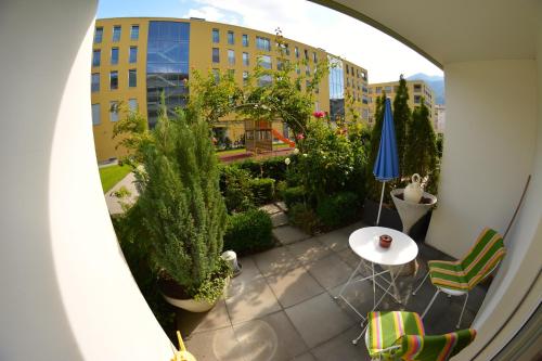 陽台/露台, 豪斯威貝爾住宿加早餐旅館 (BnB Haus Weibel) in 蘭德誇特