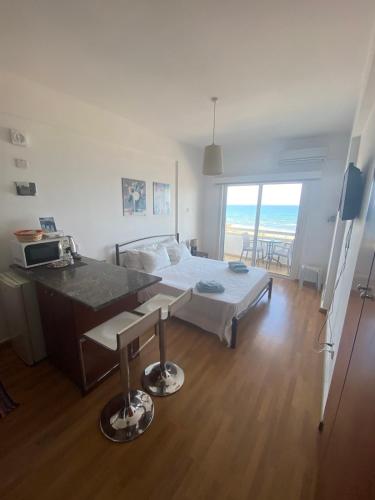 Studio Apartment with Sea View image 10