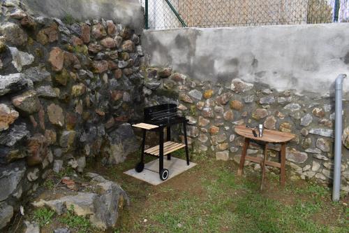 LA ANTIGUA CUADRA precioso apartamento de piedra con jardín, barbacoa y acceso al río