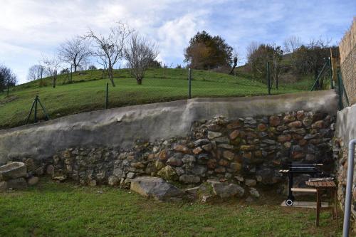 LA ANTIGUA CUADRA precioso apartamento de piedra con jardín, barbacoa y acceso al río