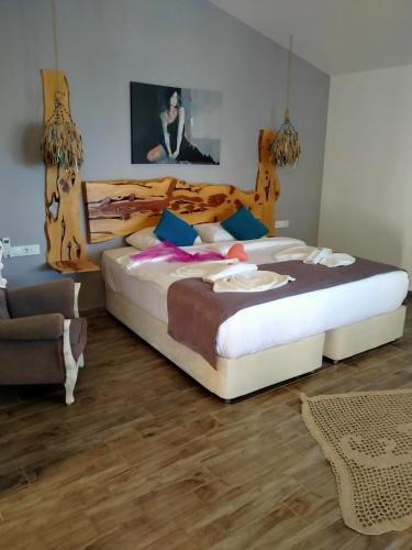 1 king bed, 1 sofa bed